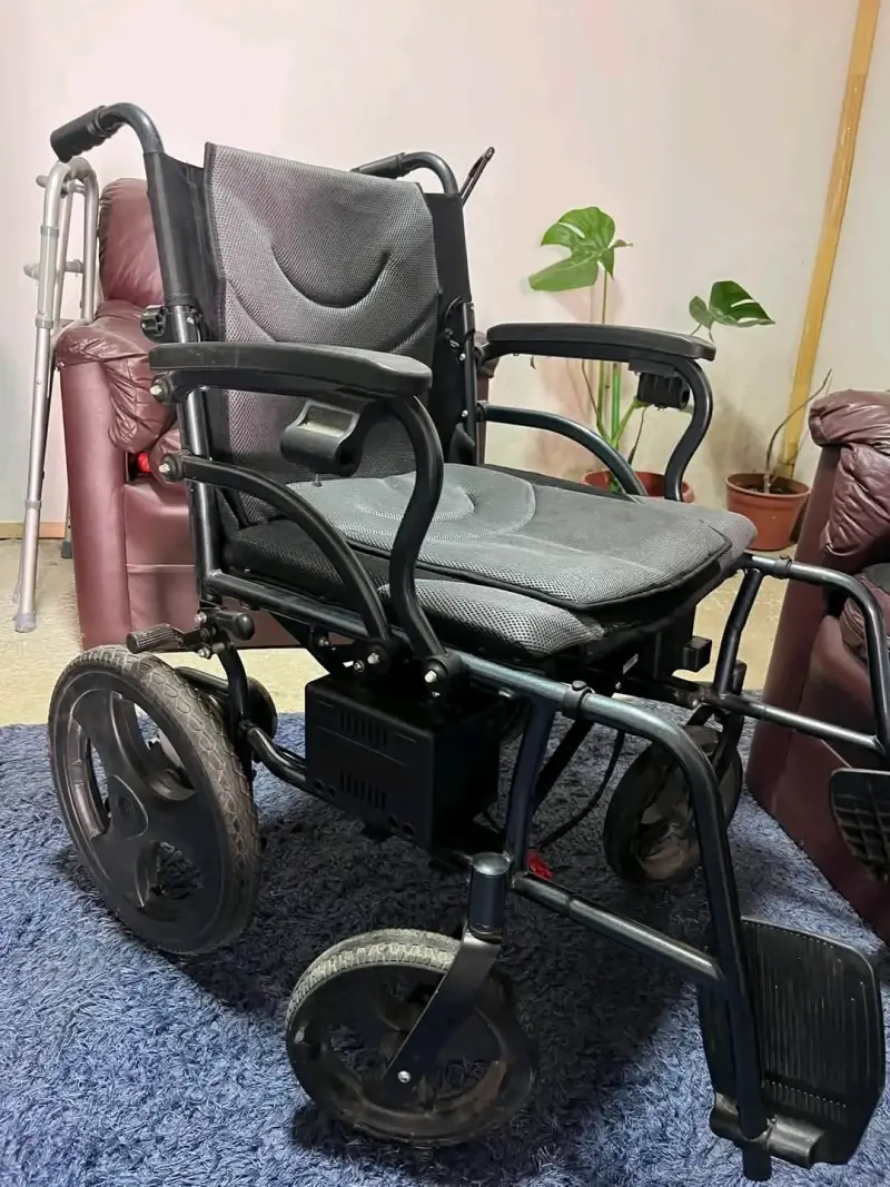 Silla de ruedas eléctrica plegable con control - 5
