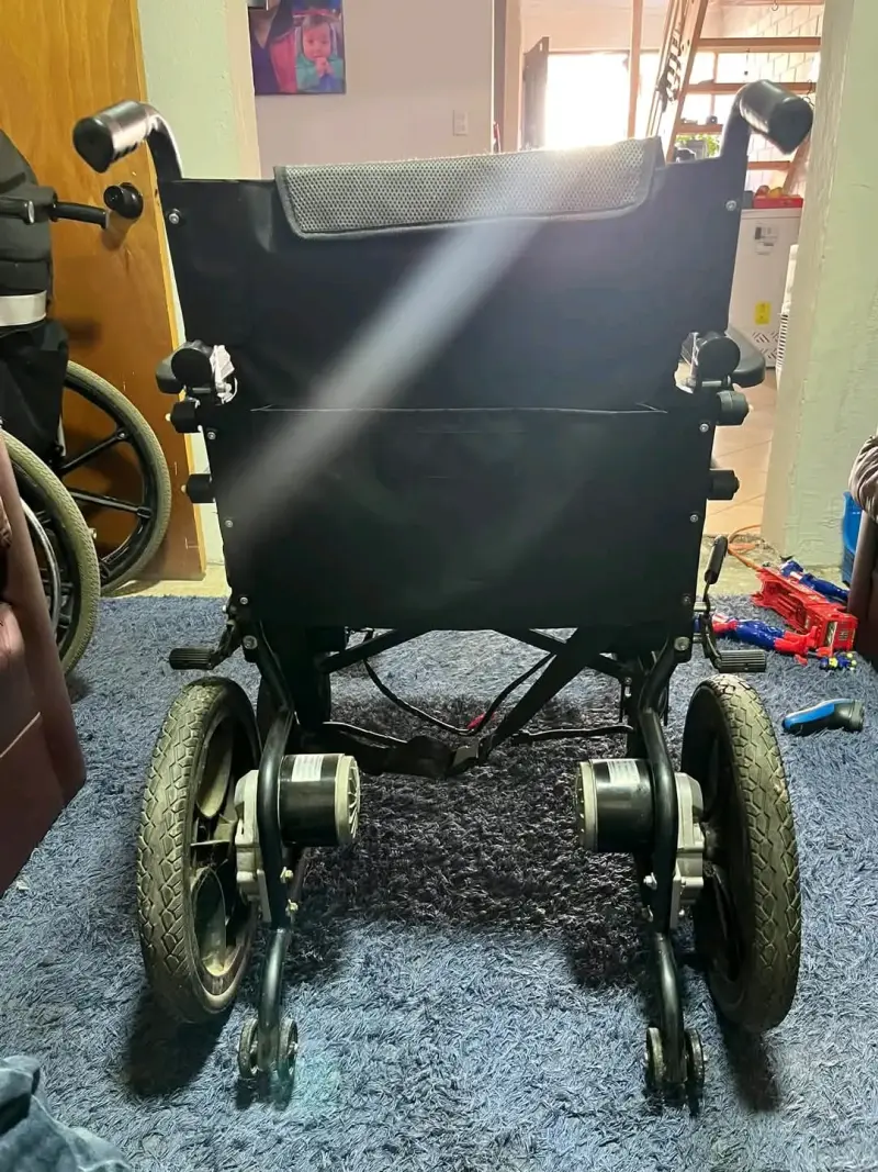 Silla de ruedas eléctrica plegable con control - 6