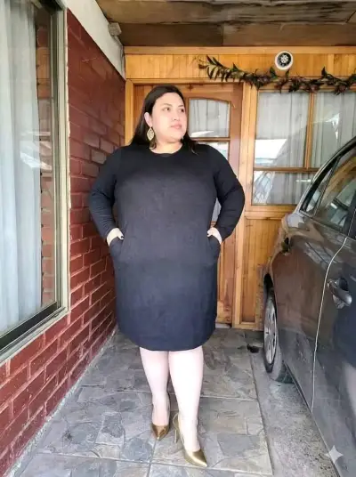 Vestido negro talla grande con bolsillos - miniatura 1