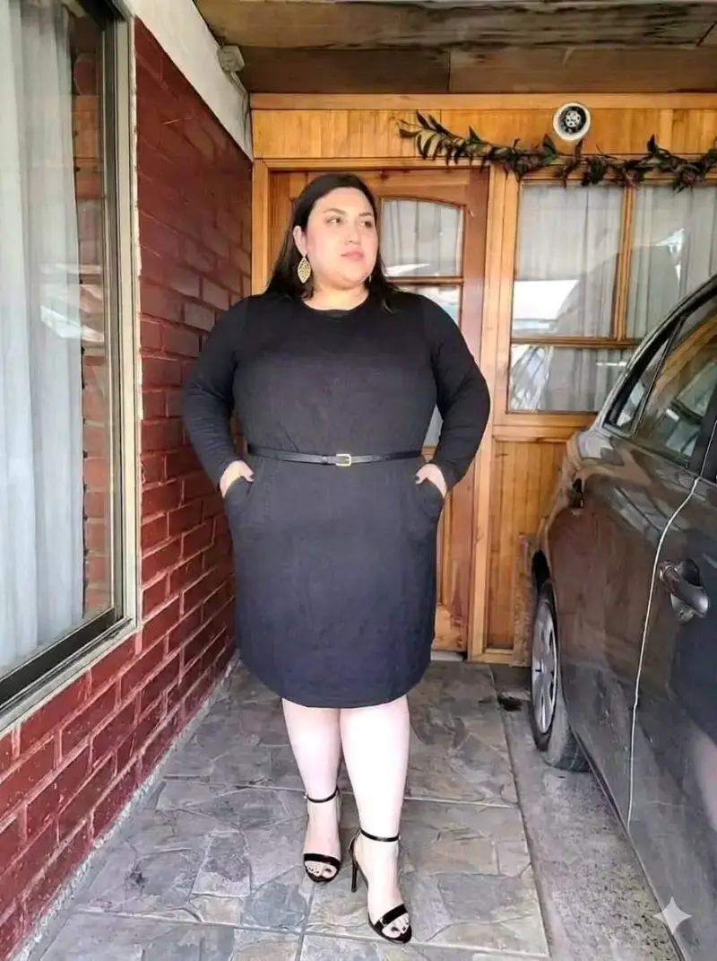 Vestido negro talla grande con bolsillos - 2