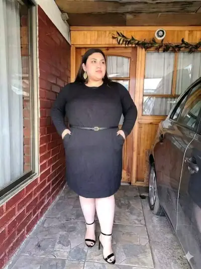 Vestido negro talla grande con bolsillos - miniatura 2