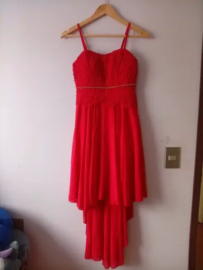 Vestido rojo de fiesta con encaje y pedrería - miniatura 1