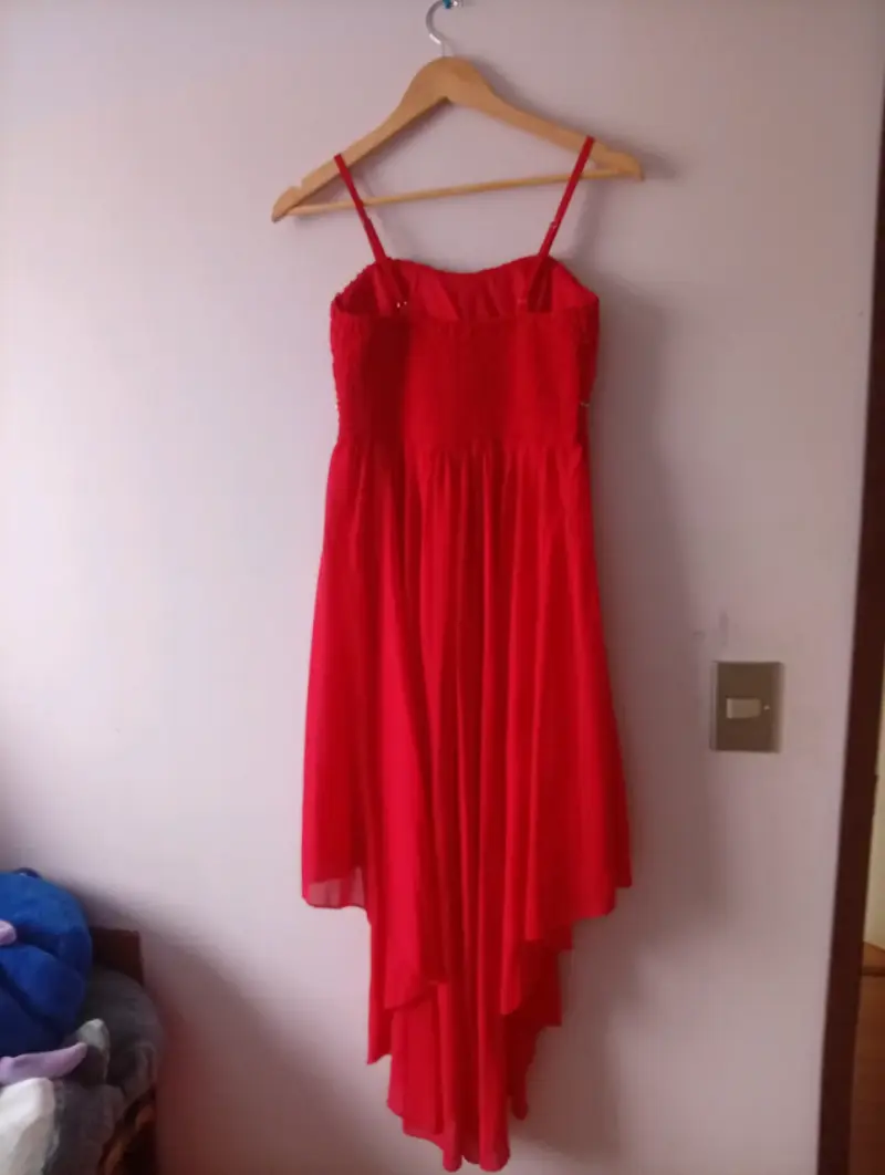 Vestido rojo de fiesta con encaje y pedrería - 2