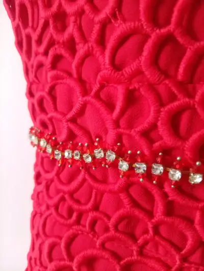 Vestido rojo de fiesta con encaje y pedrería - miniatura 3