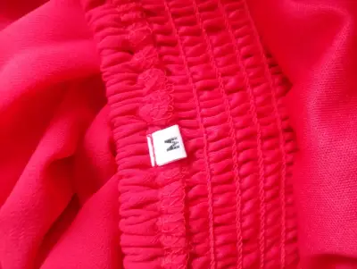 Vestido rojo de fiesta con encaje y pedrería - miniatura 4