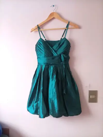 Vestido de fiesta verde esmeralda con tirantes - miniatura 1