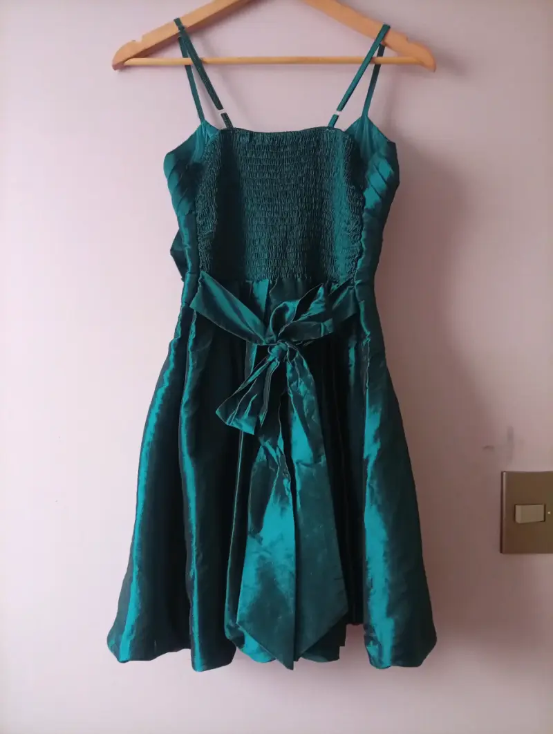 Vestido de fiesta verde esmeralda con tirantes - 2