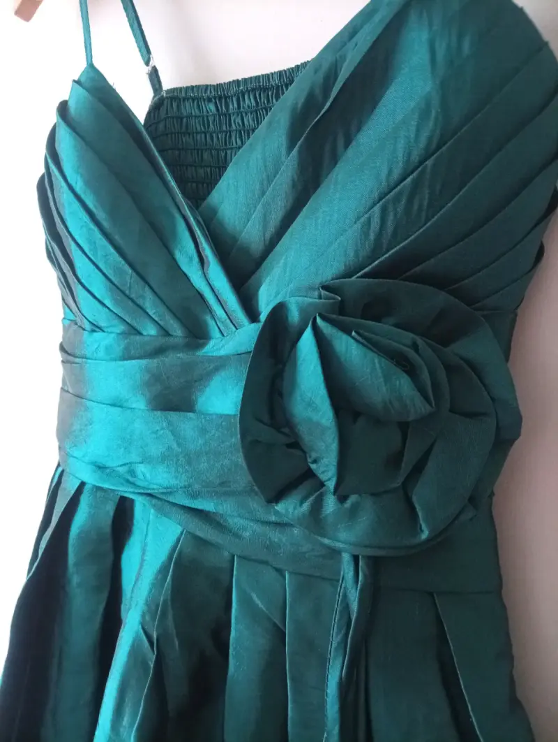 Vestido de fiesta verde esmeralda con tirantes - 3