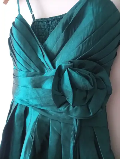 Vestido de fiesta verde esmeralda con tirantes - miniatura 3