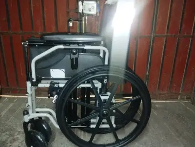 Silla de ruedas plegable con ruedas grandes - miniatura 1