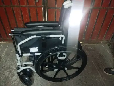 Silla de ruedas plegable con ruedas grandes - miniatura 2