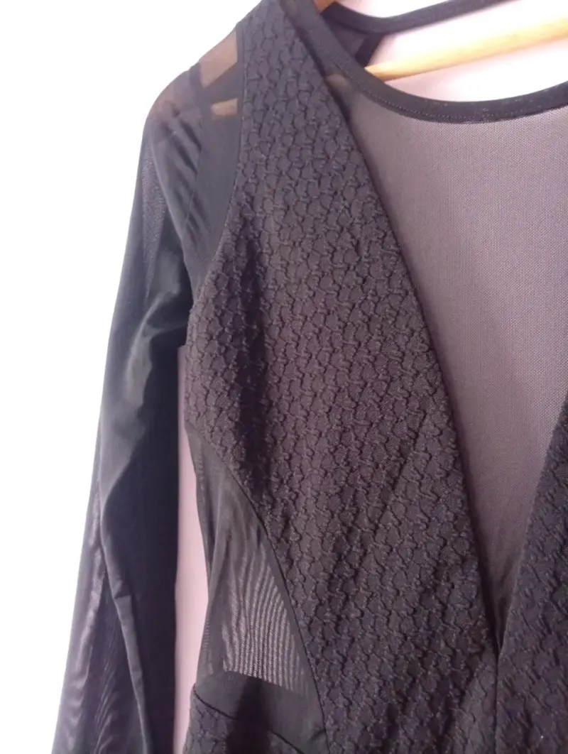 Vestido negro elegante con transparencias - 2