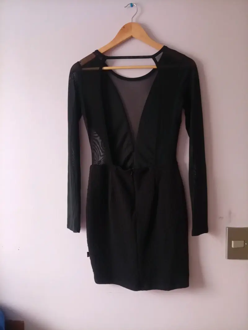 Vestido negro elegante con transparencias - 3