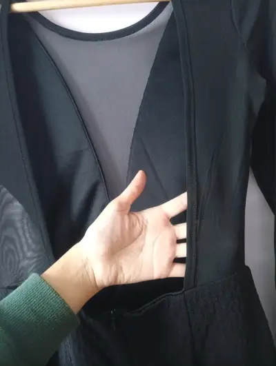 Vestido negro elegante con transparencias - miniatura 4