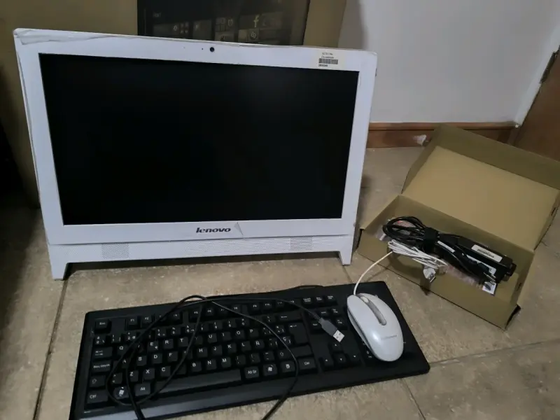 Computador All-in-One Lenovo C Series con accesorios - 5