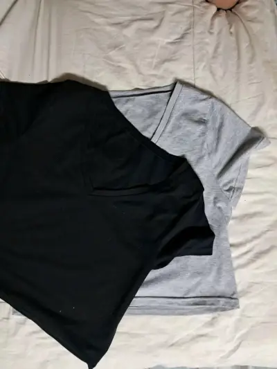 Pack de poleras cuello V negro y gris - miniatura 1