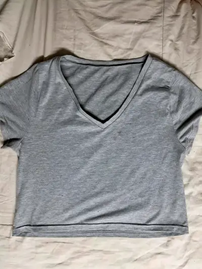 Pack de poleras cuello V negro y gris - miniatura 3