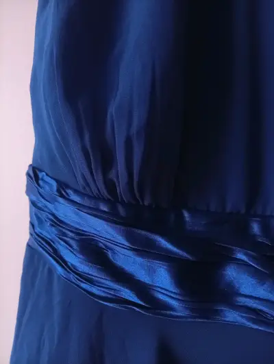 Vestido azul elegante con escote - miniatura 3