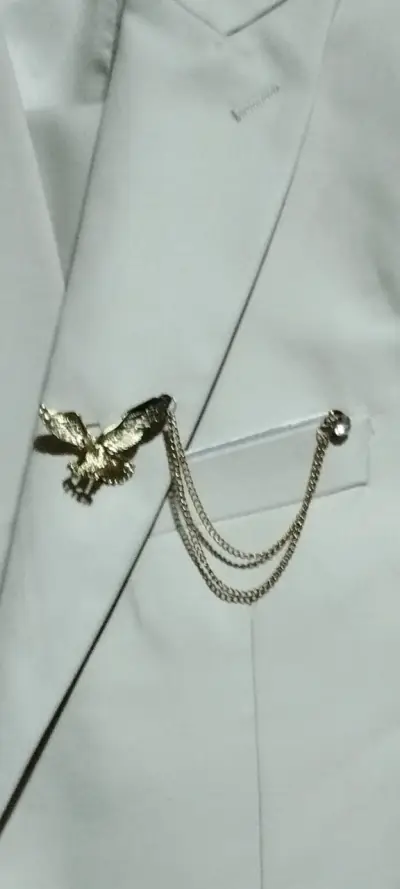 Traje beige de tres piezas con cadena decorativa - miniatura 1