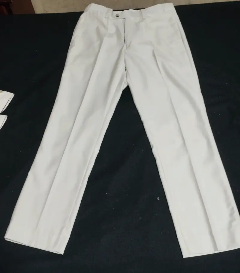 Traje beige de tres piezas con cadena decorativa - 2
