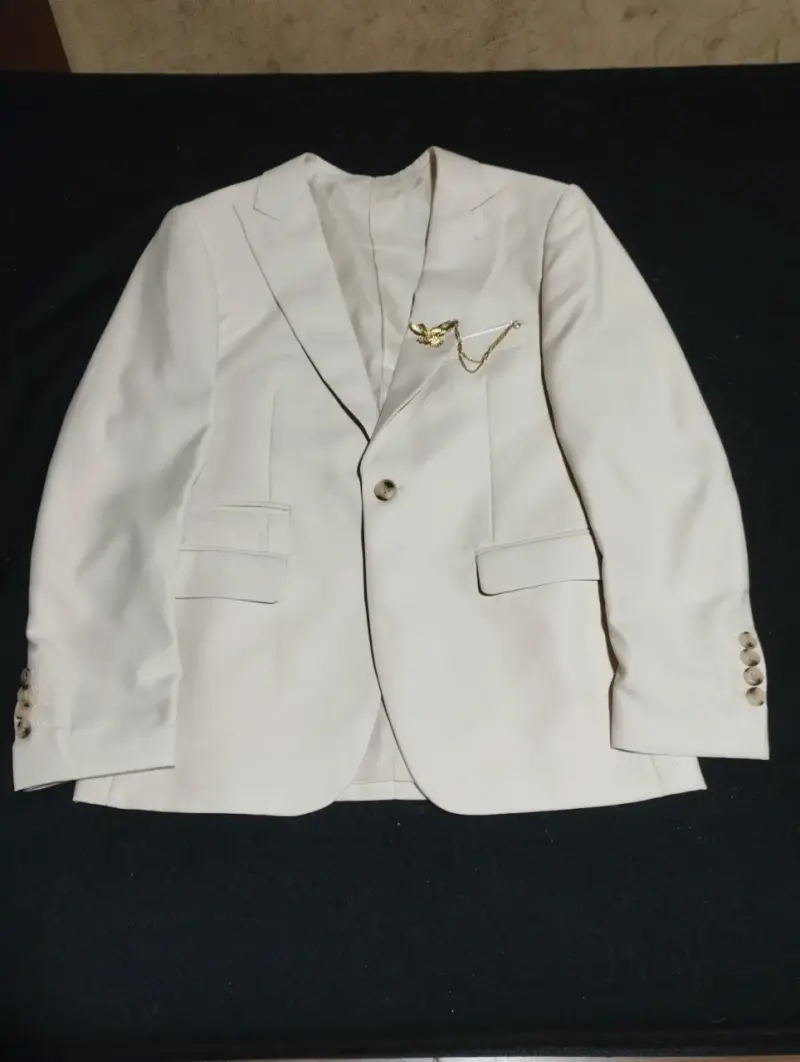Traje beige de tres piezas con cadena decorativa - 3