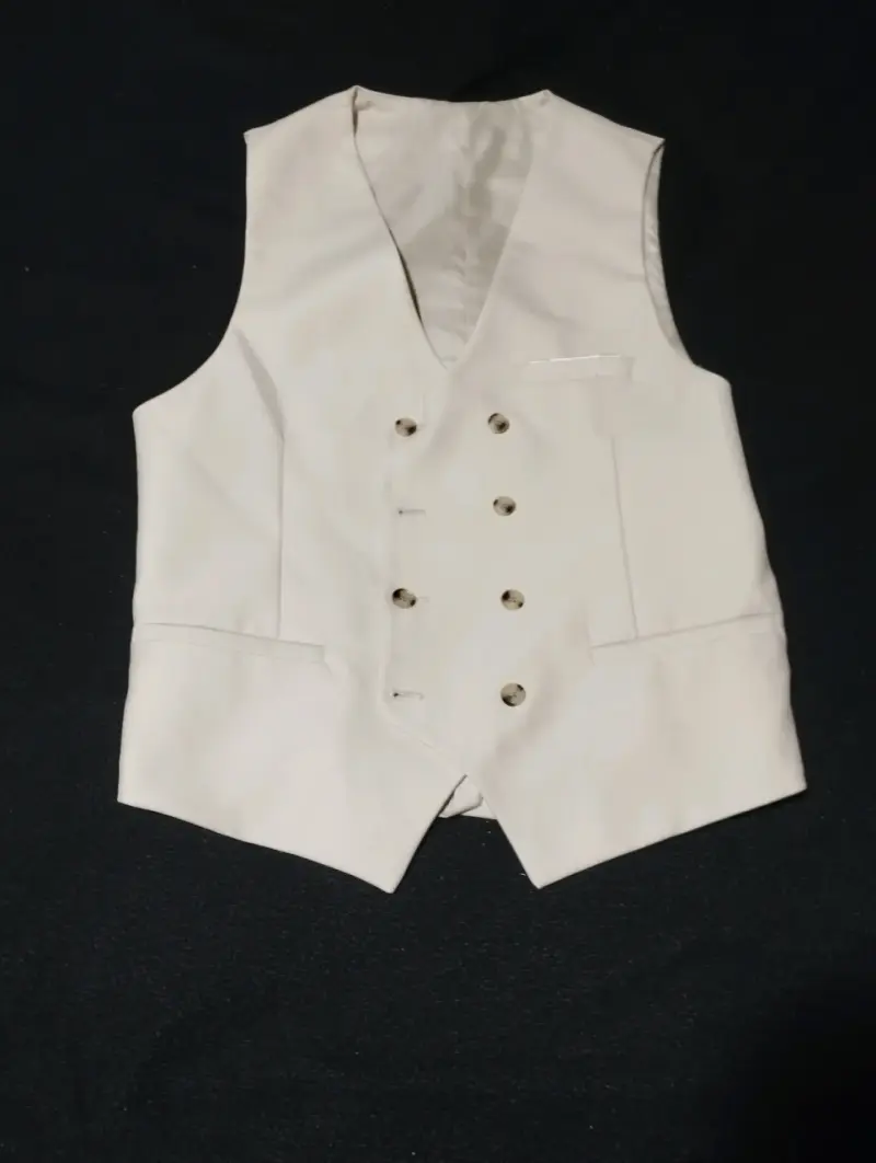 Traje beige de tres piezas con cadena decorativa - 4