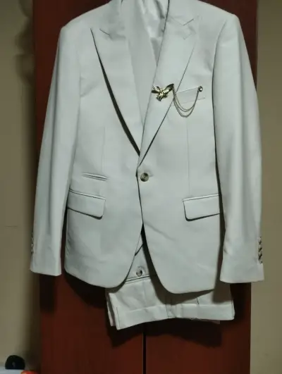 Traje beige de tres piezas con cadena decorativa - miniatura 5