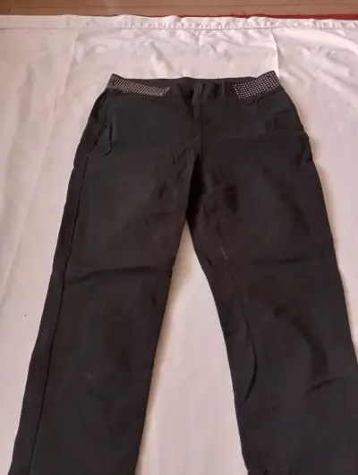 Pantalones negros con detalles brillantes - miniatura 1