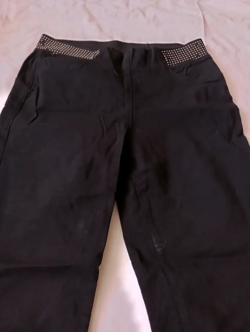 Pantalones negros con detalles brillantes - 2