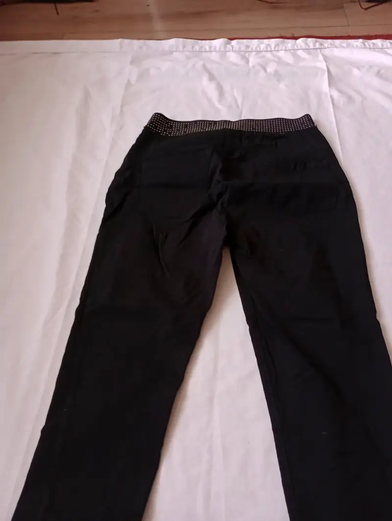 Pantalones negros con detalles brillantes - 3