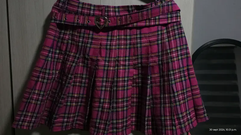 Falda corte escocesa con cinturón corazón. - 3