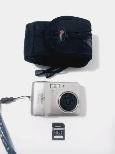 Cámara Digital Nikon Coolpix L6 con estuche - miniatura 1