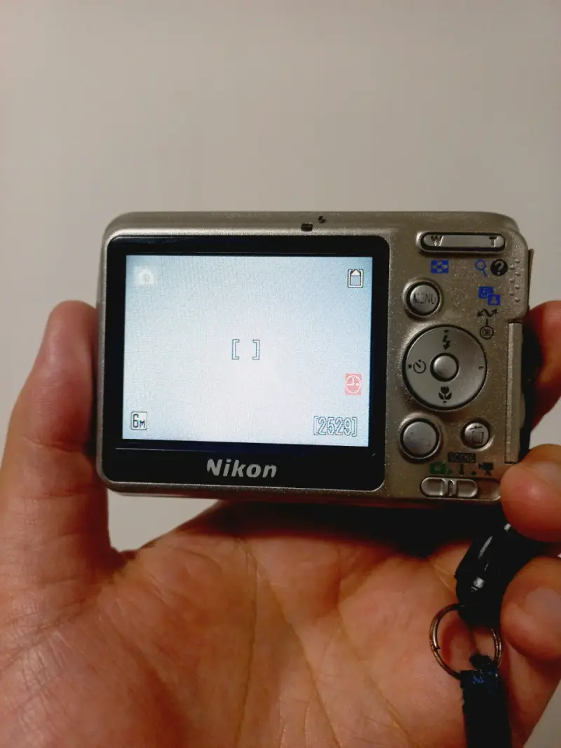 Cámara Digital Nikon Coolpix L6 con estuche - 4
