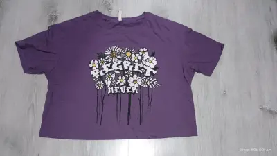 Polera morada con estampado floral 'Regret Never' - miniatura 1