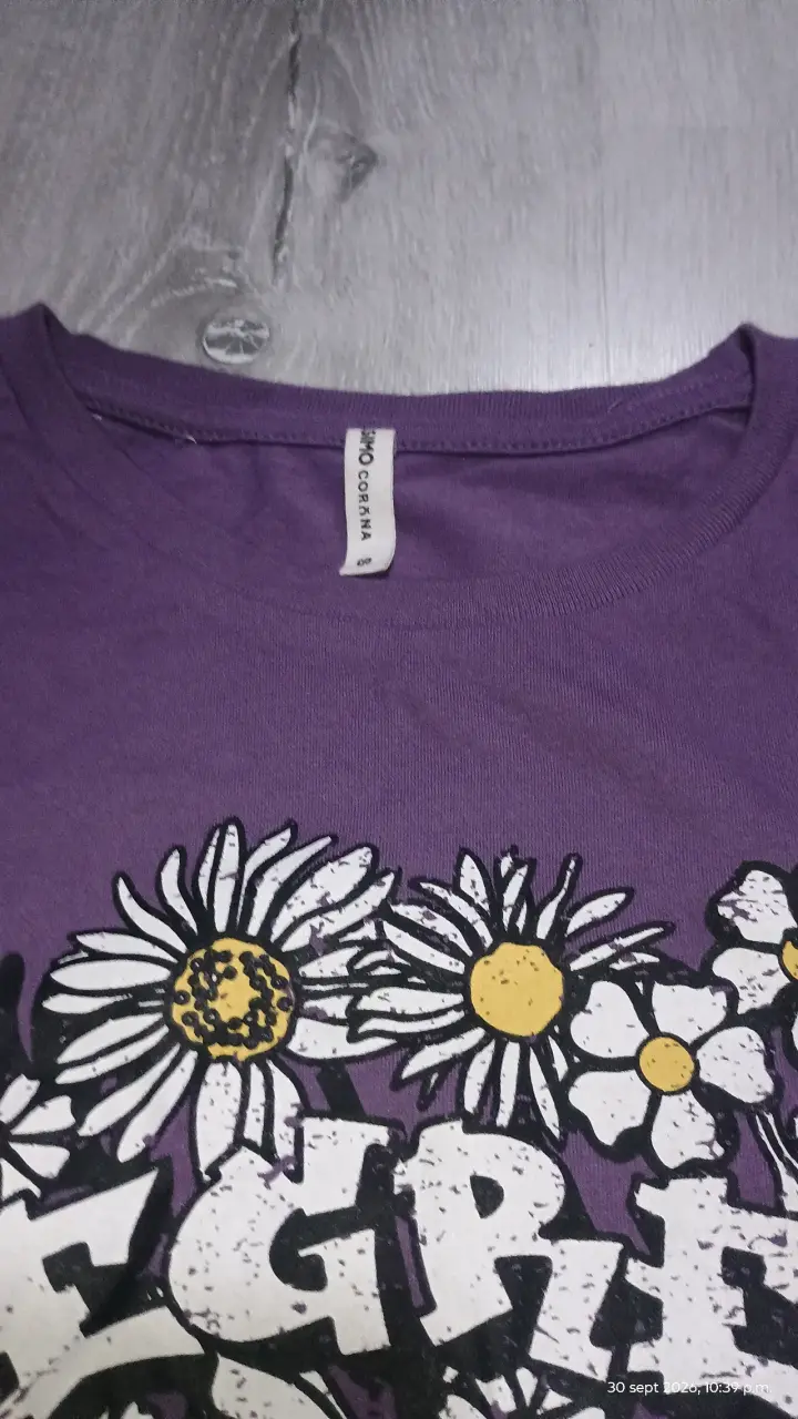 Polera morada con estampado floral 'Regret Never' - 2