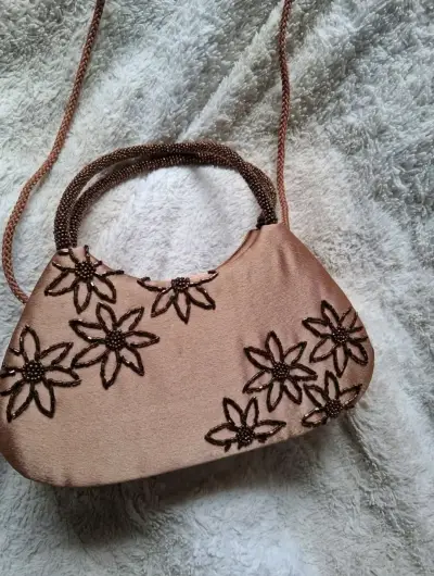 Cartera de mano satinada con bordado floral - miniatura 1