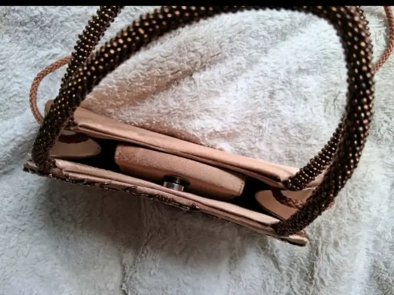 Cartera de mano satinada con bordado floral - 3