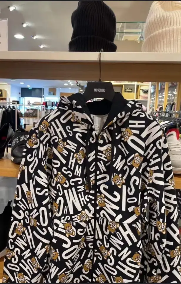 Chaqueta Moschino con diseño de letras y osos