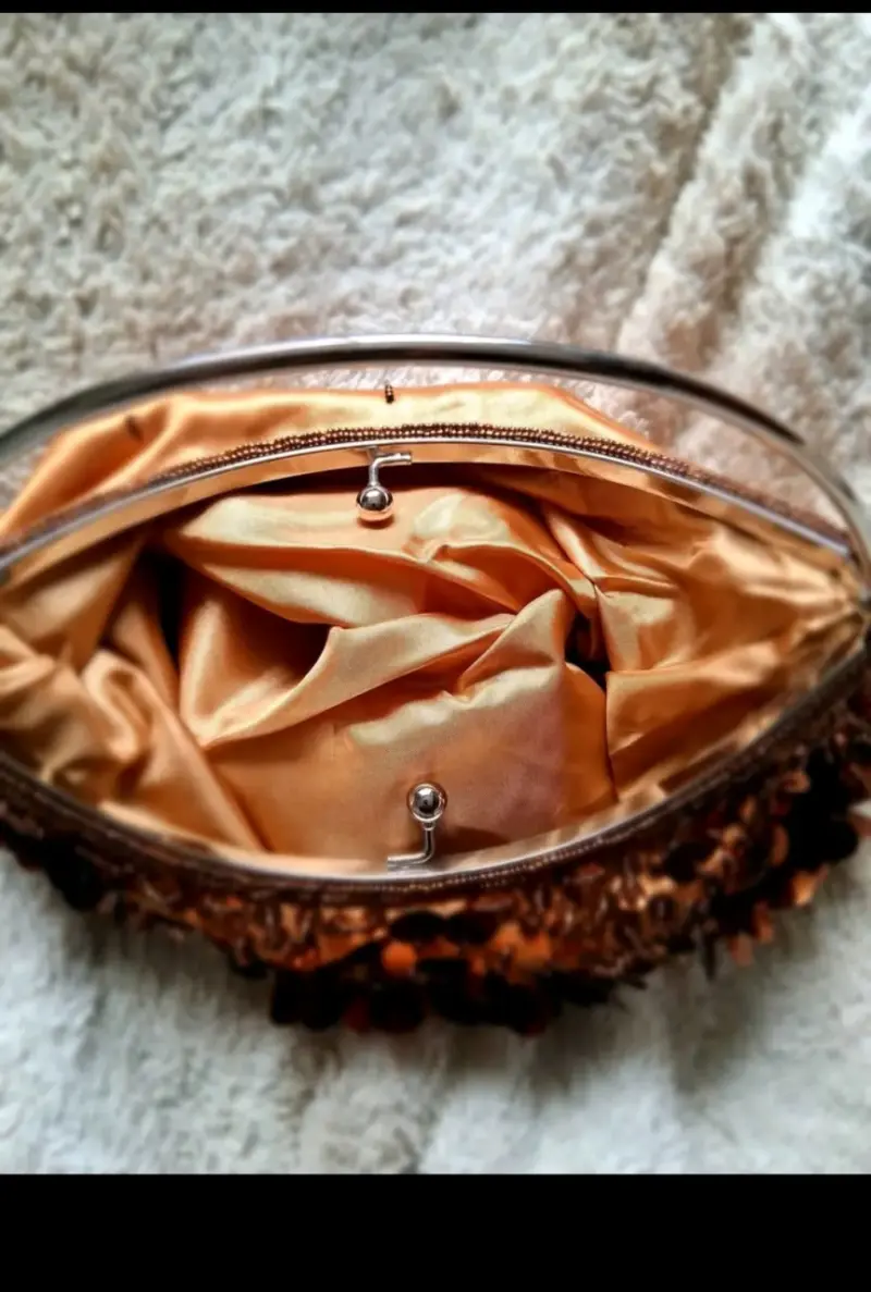 Cartera de mano con diseño floral en tonos dorados - 2