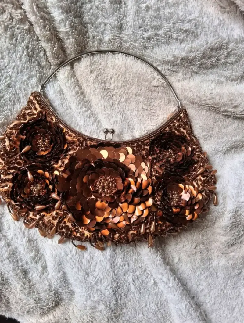 Cartera de mano con diseño floral en tonos dorados - 5
