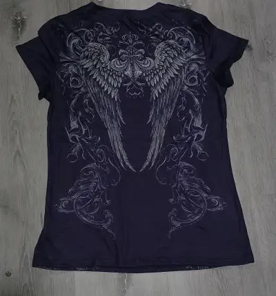 Polera morads con diseño de alas gráficas - miniatura 2