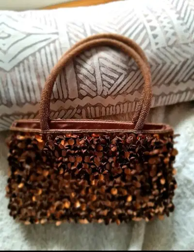Cartera de mano con lentejuelas marrón elegante - miniatura 1