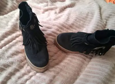 Botines de plataforma negros con flecos y hebilla - miniatura 3
