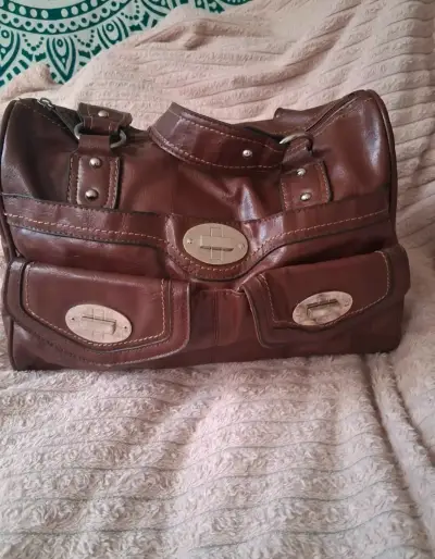 Bolso de cuero marrón con correas ajustables - miniatura 1