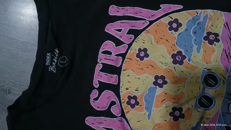 Polera negra con diseño Astral Walker - 2