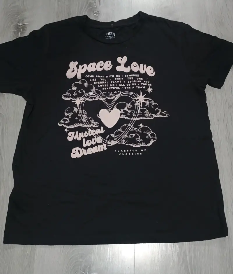 Polera negra con diseño Space Love - 2