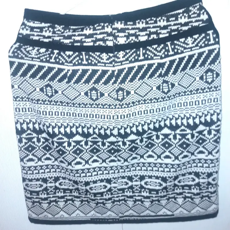 Falda corta estampada en blanco y negro Lapis - 2