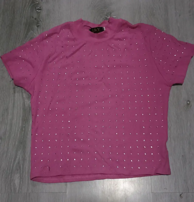 Polera rosada con detalles brillantes