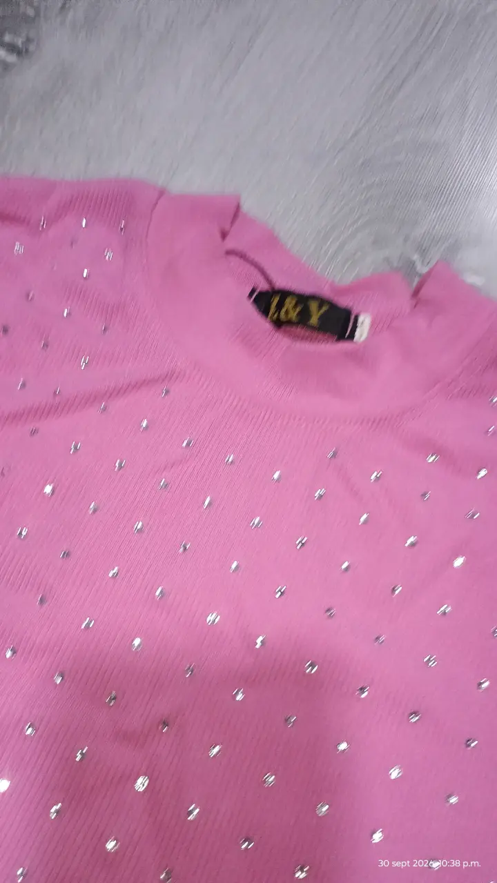 Polera rosada con detalles brillantes - 2