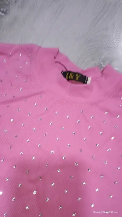 Polera rosada con detalles brillantes - miniatura 2